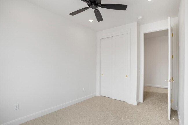 Building Photo - 984 Manen St