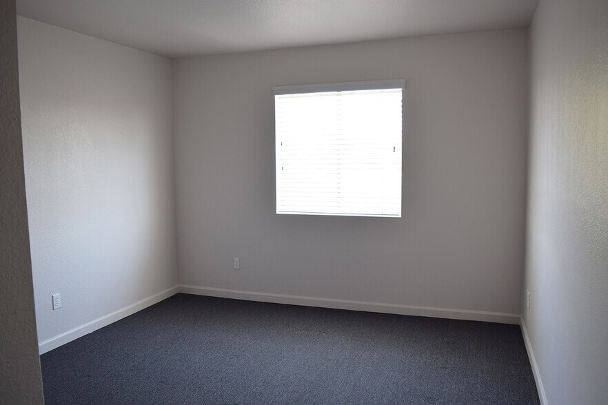 Building Photo - 740 W Elm St