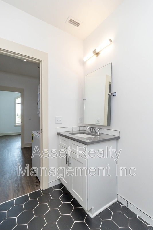 Building Photo - 1110 Franck St