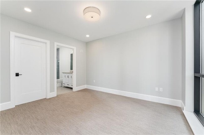 Building Photo - 350 Oliver Ave