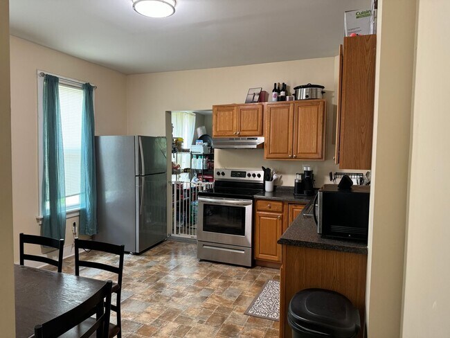 Building Photo - 3 Bedroom Townhose