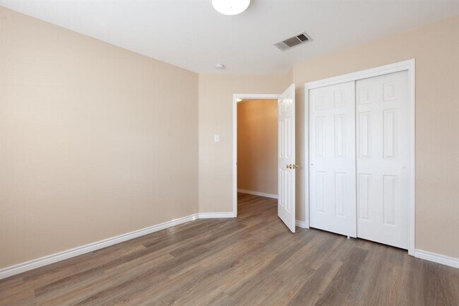 Building Photo - 1328 Water Spaniel Way