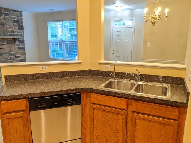 Building Photo - 3 Level townhouse in Frederick available e...