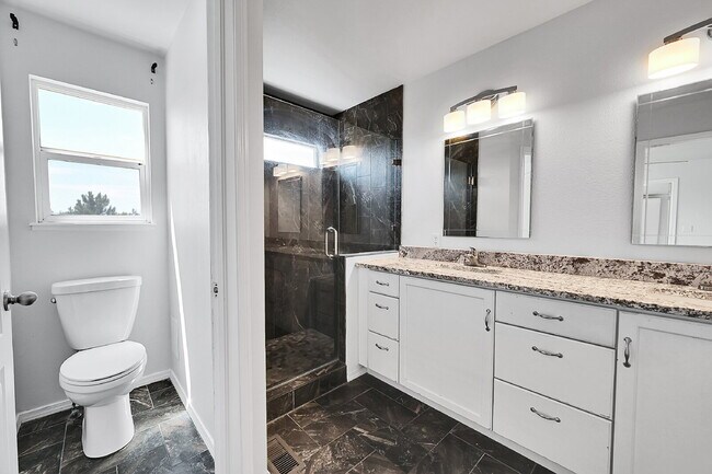 Building Photo - $2,995, 4 bed, 3.5 bath, located in Monume...