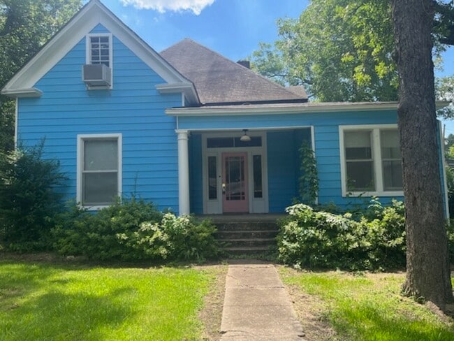 Primary Photo - 211 S Jackson St