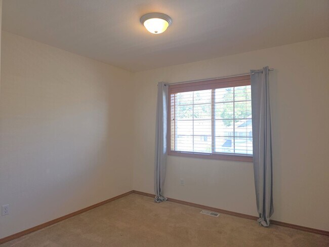 Building Photo - 4-bedroom, 2.5-bathroom home located in Fe...