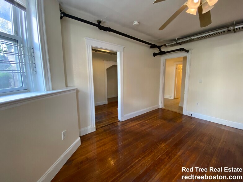 Building Photo - 9 Barrows St