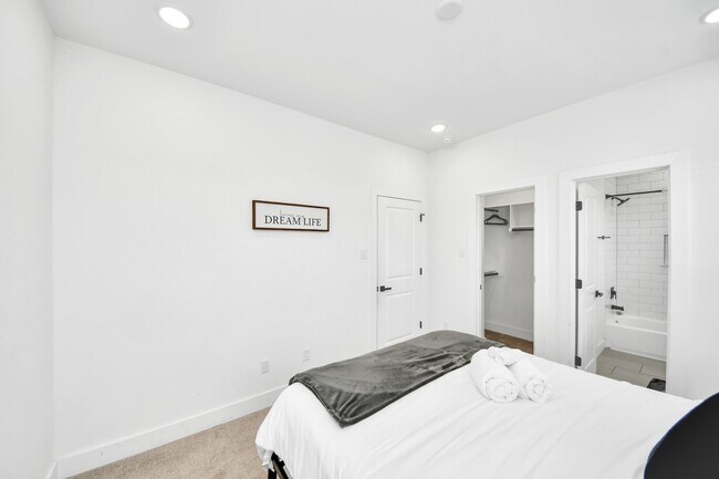 Building Photo - 3004 Holman St