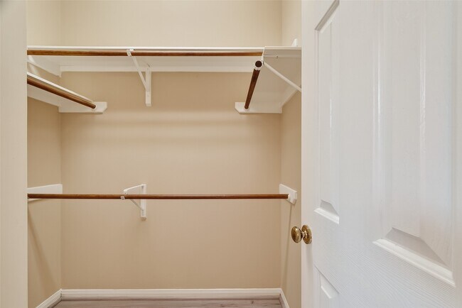 Building Photo - 910 Norfolk Dr