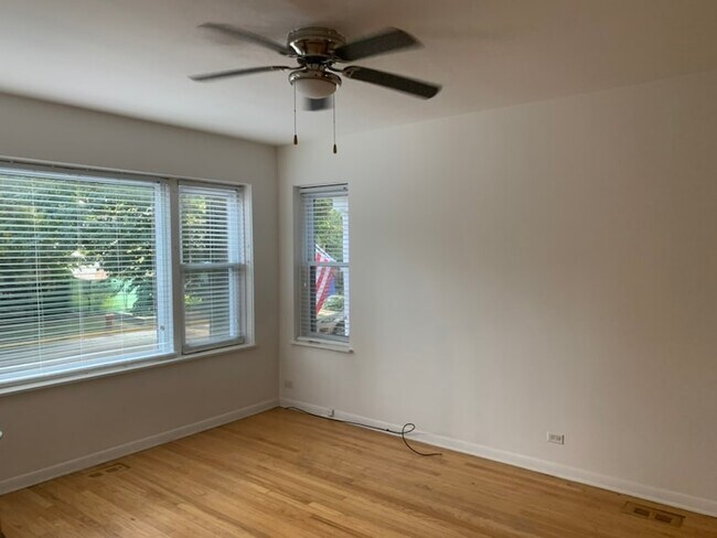 Building Photo - 3834 N Hermitage Ave