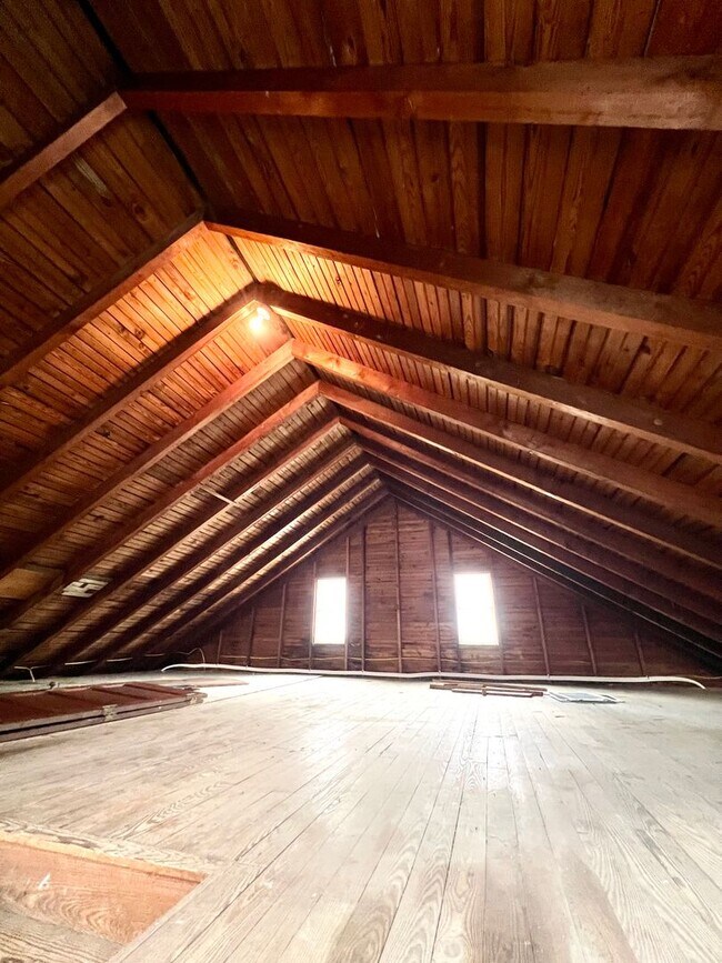 Building Photo - Spacious 3BR Home with Large Yard, Private Driveway & Storage