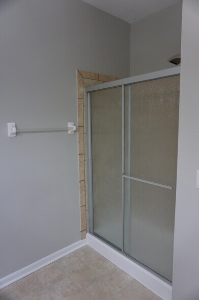 Guest Bath - 2636 Harding Ct