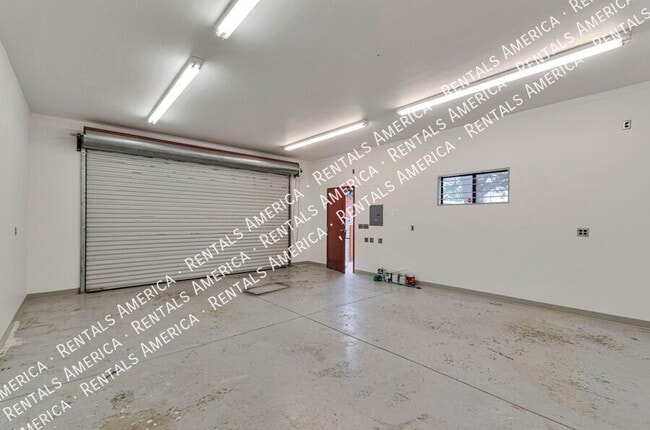 Building Photo - 7002 E Kirkland Dr