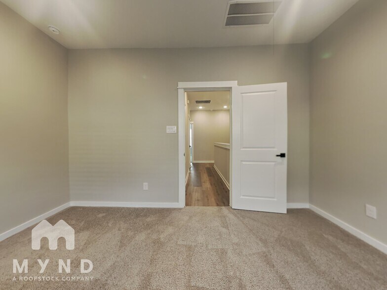 Building Photo - 6722 Parker Oaks Ln
