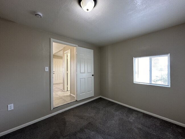 Building Photo - 1340 S Kirby St