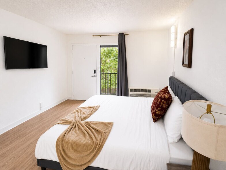 Building Photo - 824 Camino La Costa