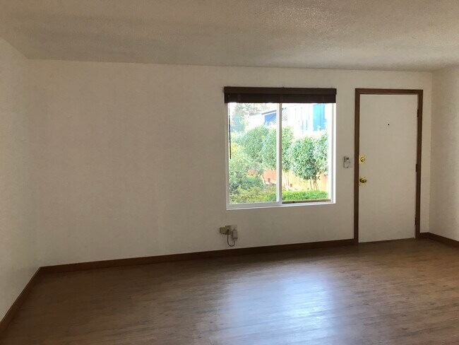Living Room - 4605 SE 35th Place (front)