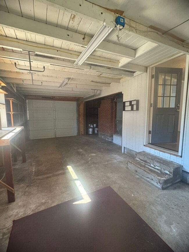 Building Photo - Great 3-Bedroom, 2-Bath Ranch Style Home w...