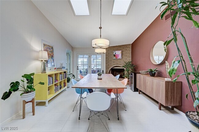 Building Photo - 2400 La Solana Way