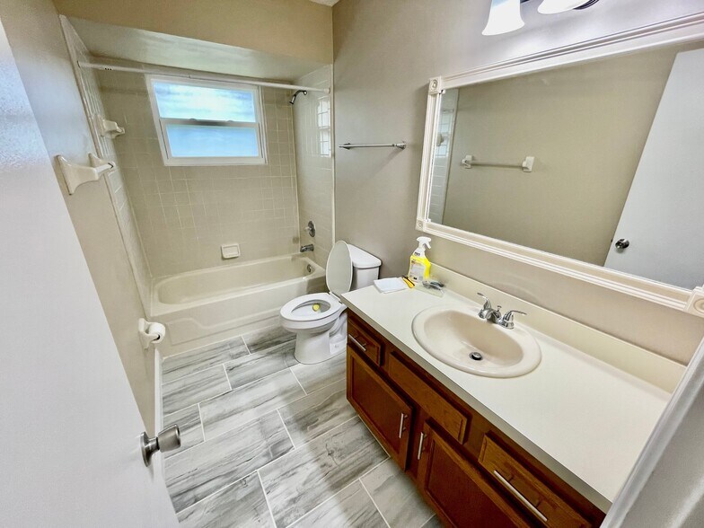 Building Photo - 10439 Inverness Dr