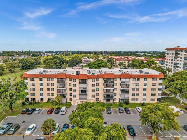 Building Photo - 4158 Inverrary Dr