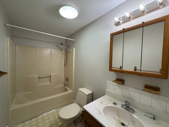 Building Photo - 20 Northwoods Cir