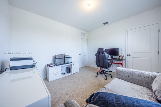 Building Photo - 715 SE 17th Ave