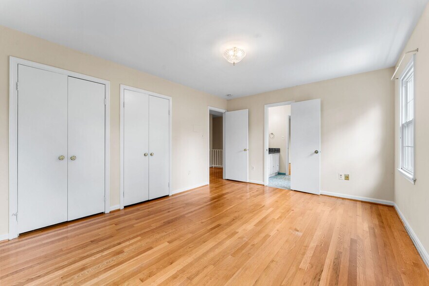 Very large 3rd BR with separate closets - 9 Snug Hill Ct
