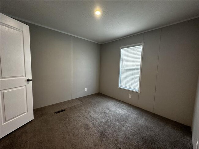 Building Photo - 111 Creek Dr