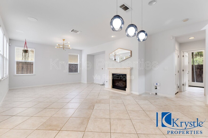 Building Photo - 1010 Madrone Ave