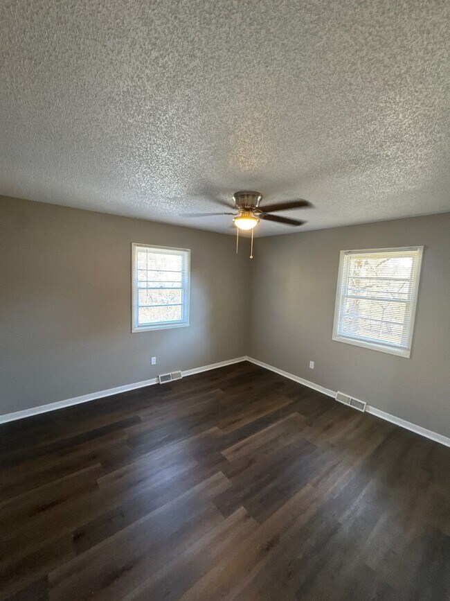 Building Photo - AVAILABLE NOW!! Oak Grove 3 Bed 2 Car garage!