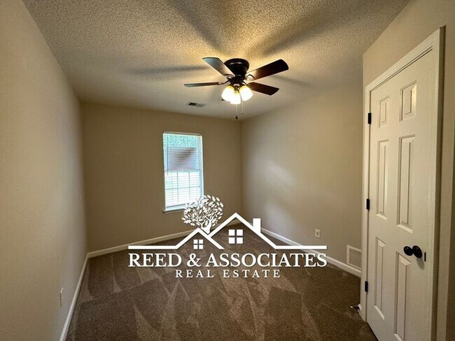 Building Photo - 3 Bedroom Near Gallaway, TN