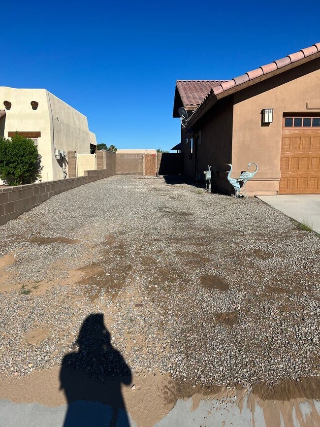 Building Photo - 4 BED POOL HOME!