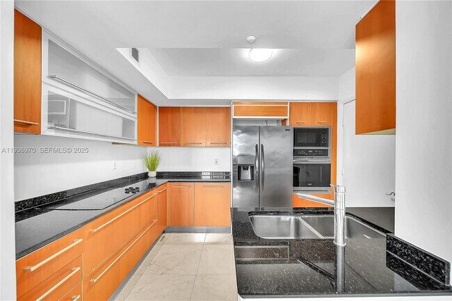 Building Photo - 18911 Collins Ave