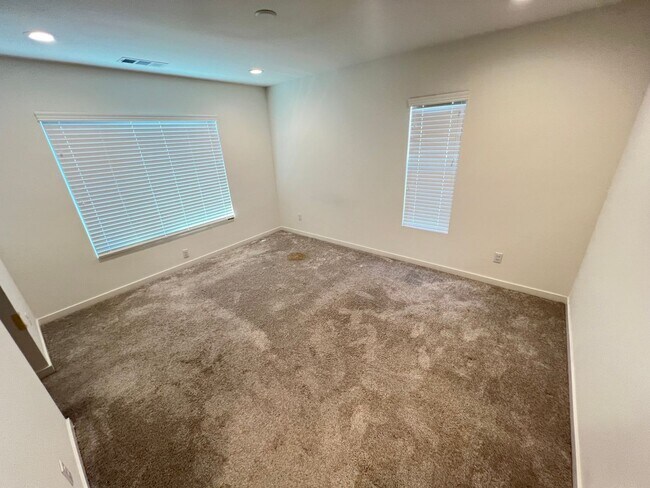 Building Photo - Perfect 2 Bed 2.5 Bath Orange Condo!