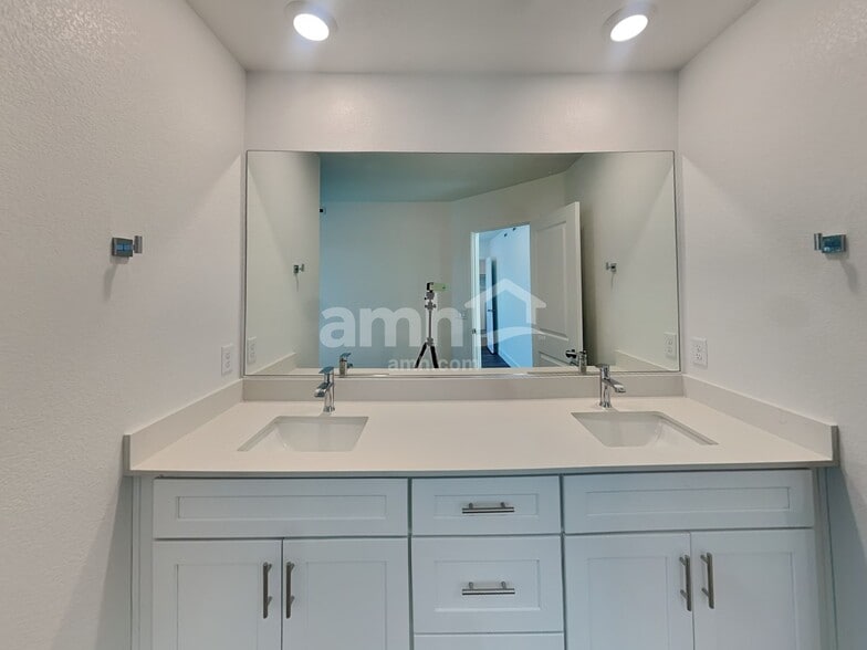 Building Photo - 10555 Lagaspi Dr