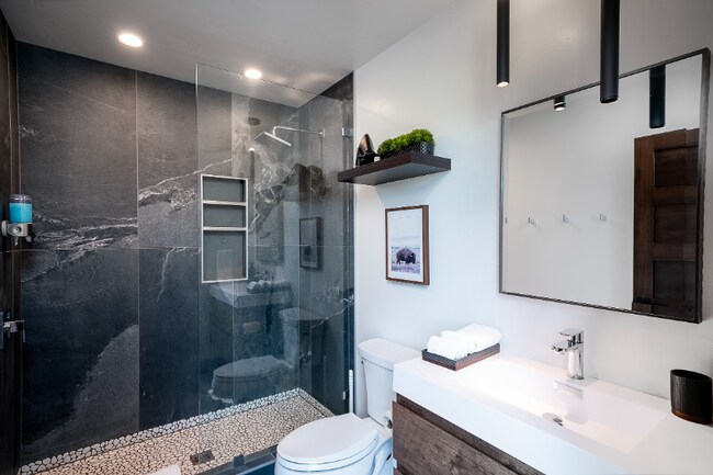 Building Photo - Fully furnished house w/ 3spaciousr garage & utilities included!