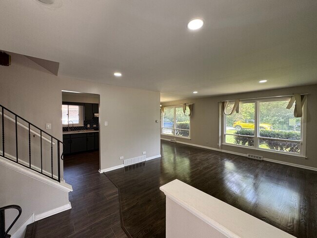 Building Photo - 15300 Harper Ave