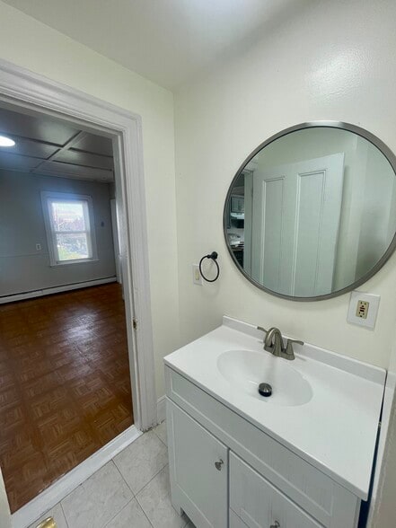 Bathroom - 44 Pine St