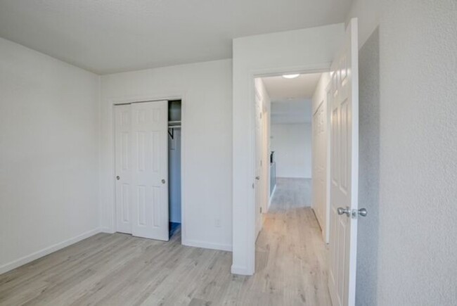 Building Photo - 2 bed 1 bath Fully Renovated Apartment in ...