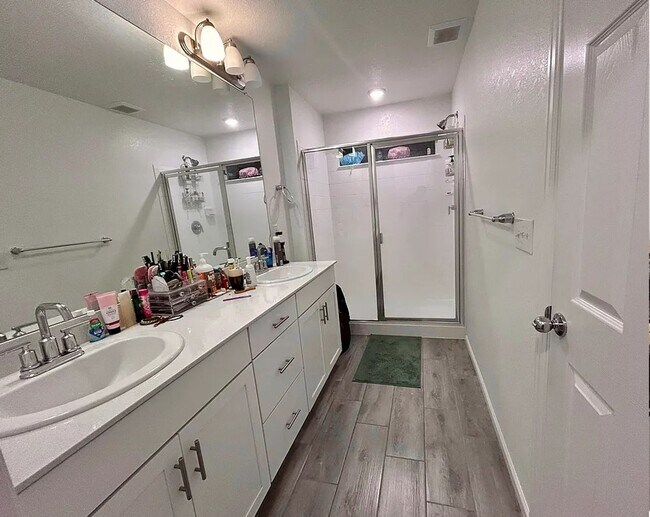 Building Photo - Senderos Creek 3bd paired home