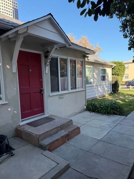 Building Photo - 143 N Maple St