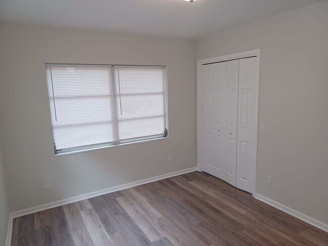 Building Photo - Beautiful 2 BR 1 BA Lakefront View Rental ...