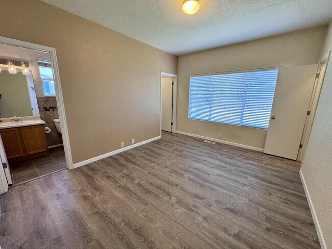 Building Photo - 11260 Jersey Way