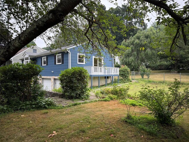 Building Photo - 102 Putnam Rd