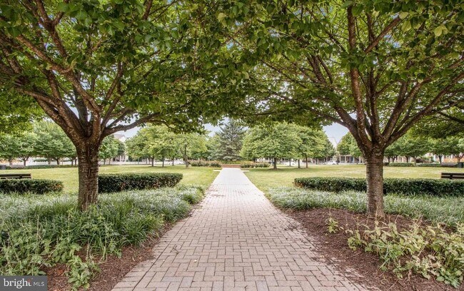 Building Photo - 913 Pleasant Dr