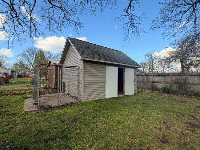 Building Photo - COMING SOON: COMFORT MEETS STYLE IN THIS SPACIOUS BEAUTIFUL 3 BEDROOM / 2 BATHROOM WITH XTRA ROOM...