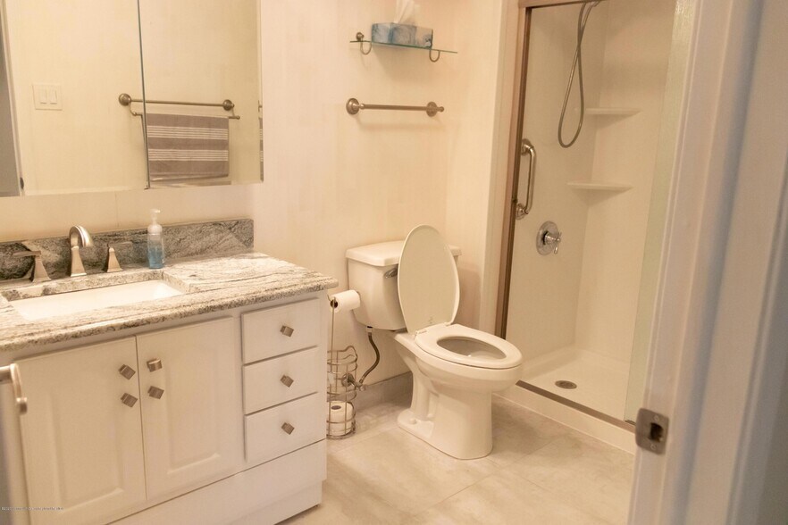 Building Photo - 107 Amberly Dr