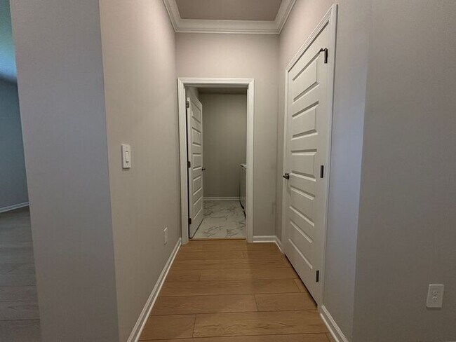 Building Photo - Look and lease in Athens