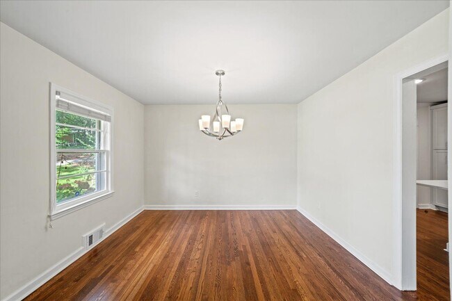 Building Photo - 2038 S Akin Dr